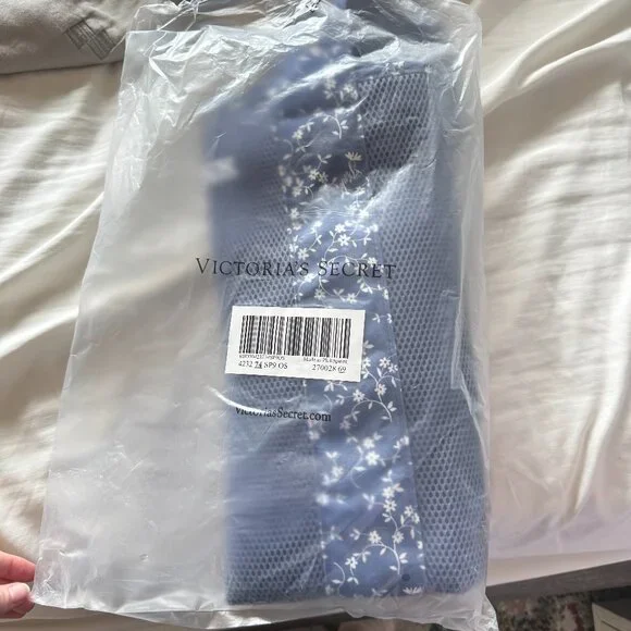 PINK by Victoria's Secret Large Blue Mesh Tote Pool Beach Bag In Blue Floral NWT - Picture 2 of 2